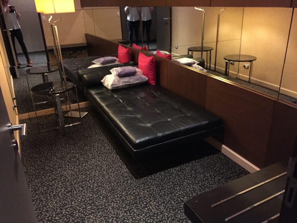 Mit verschieden sitzgruppen gibt es auch einige private räume welche mit ihren couches fernsehern und sesseln sehr an kleine wohnzimmer erinnern