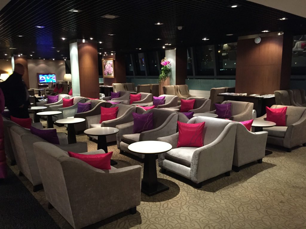 Mit verschieden sitzgruppen gibt es auch einige private räume welche mit ihren couches fernsehern und sesseln sehr an kleine wohnzimmer erinnern