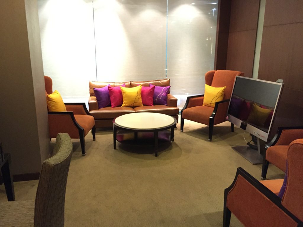 Mit verschieden sitzgruppen gibt es auch einige private räume welche mit ihren couches fernsehern und sesseln sehr an kleine wohnzimmer erinnern