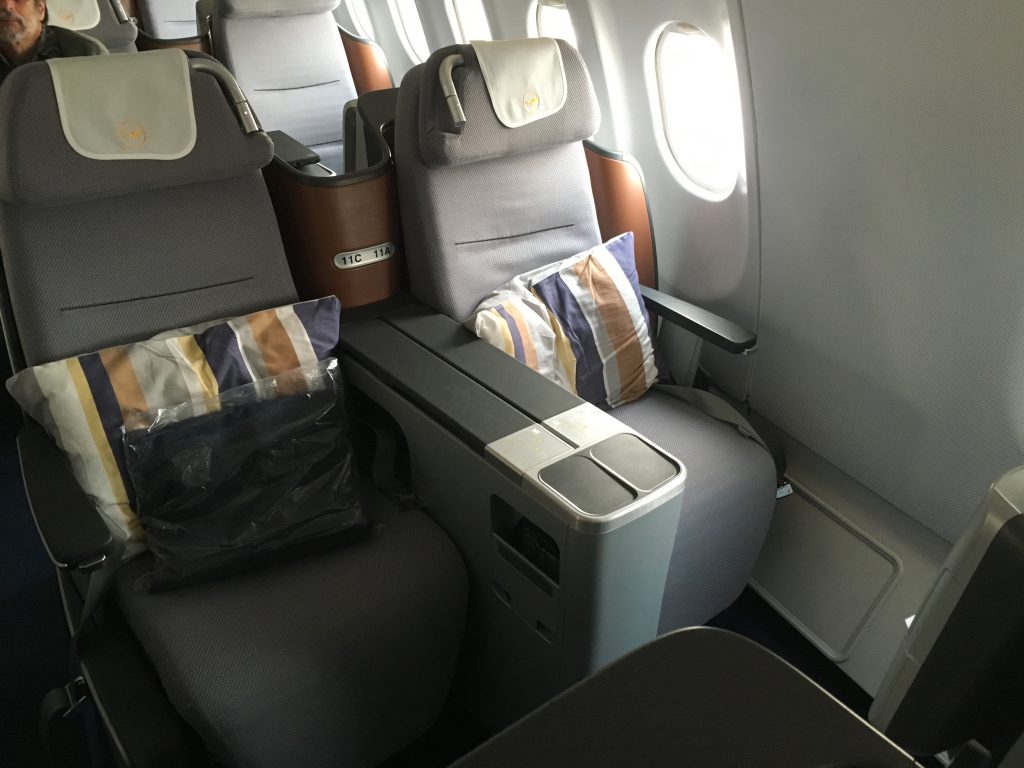In der Lufthansa Business Class erwartet Euch ein moderner, in ein vollständig flaches Bett verstellbarer Sitz mit aufmerksamen Service.