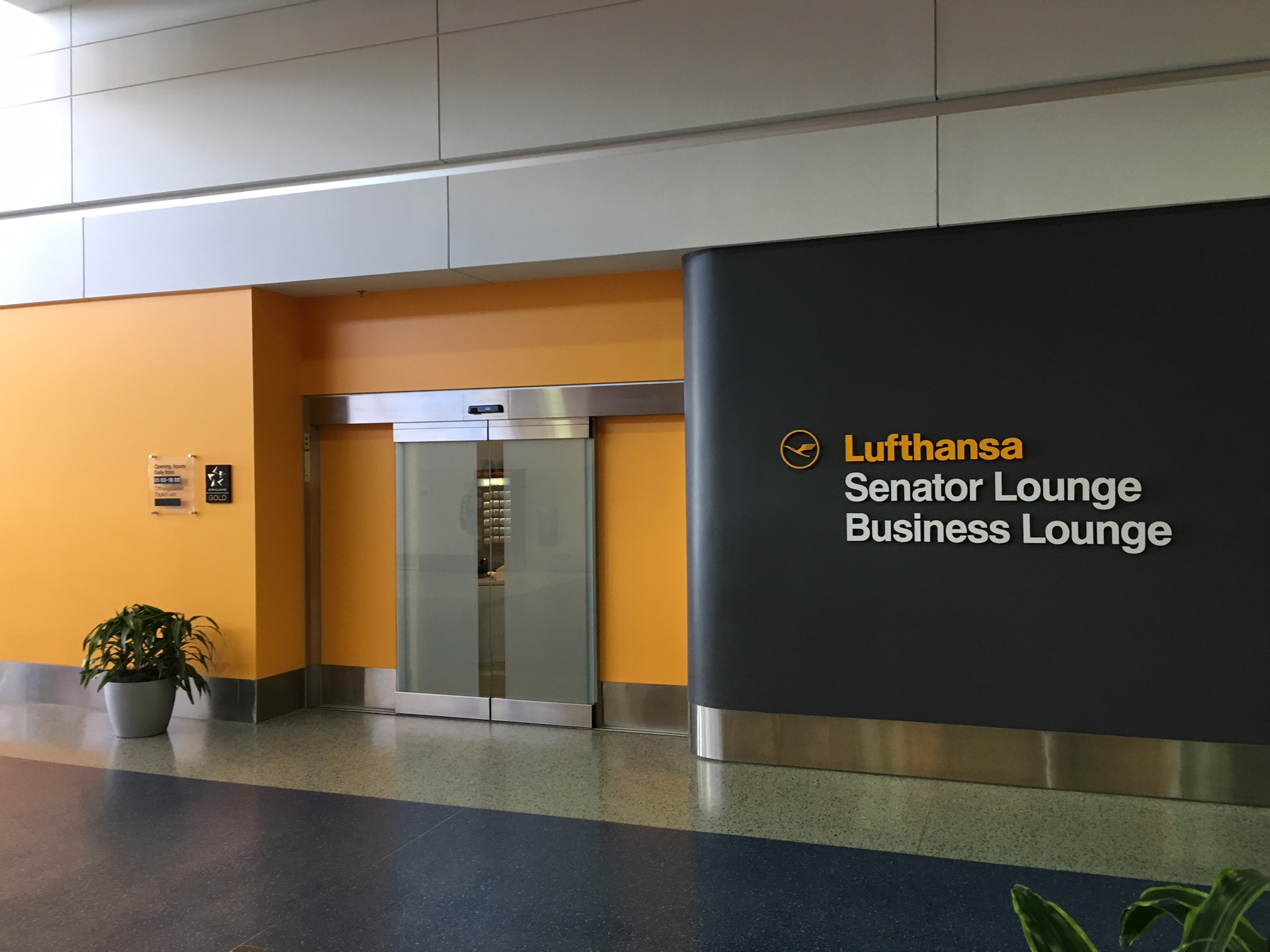 Review Lufthansa Senator Lounge Detroit Frankfurtflyer De