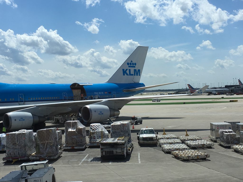 Air France Lounge ORD | Blick auf ein KLM Flugzeug