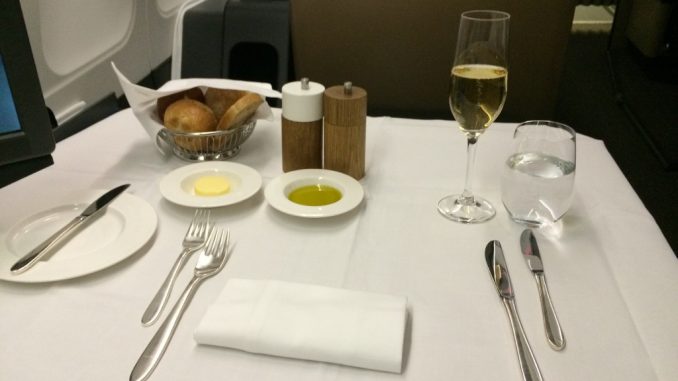 Swiss First Class Airbus A340-300 Singapur nach Zuerich-24