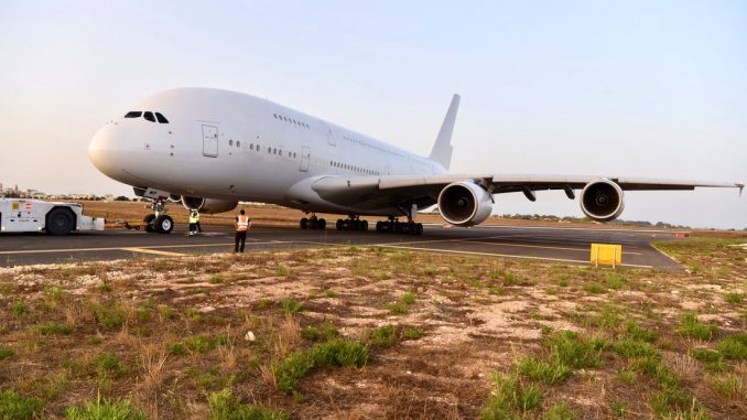 hi-fly-airbus-a380-ankunft-1