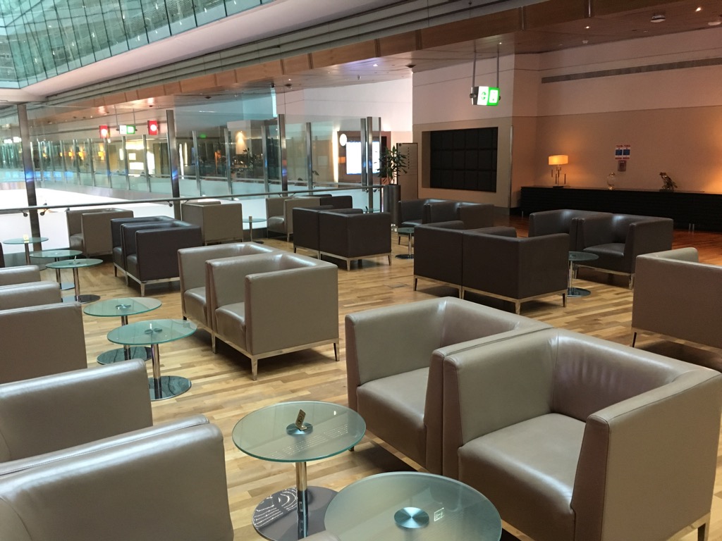 Review: Emirates First Class Lounge Dubai Terminal B - Frankfurtflyer.de