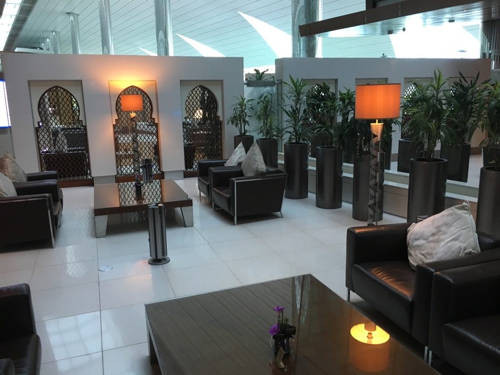 Review: Emirates First Class Lounge Dubai Terminal B - Frankfurtflyer.de