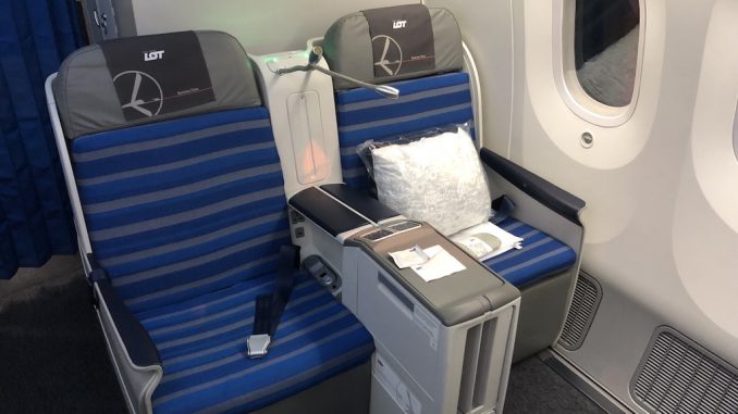 LOT Business Class Boeing 787-800 Dreamliner 10