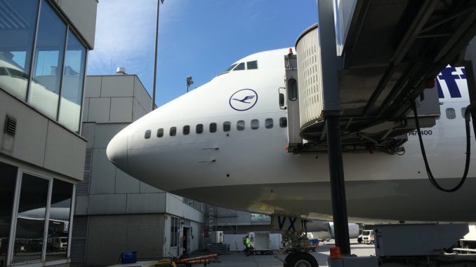 Lufthansa-Business-Class-Boeing-744-SEA-4-678x381