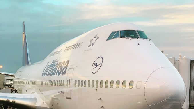 Lufthansa Boeing 747-400 am Gate in Denver