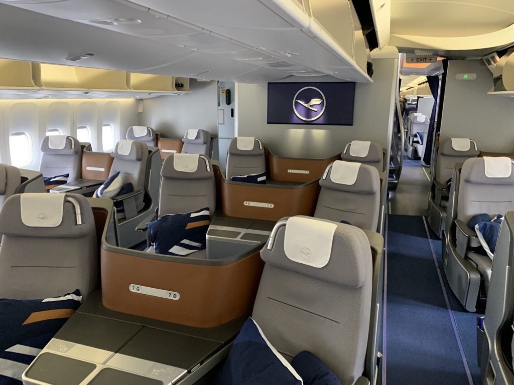 Review Lufthansa Business Class Boeing 747 8 Upper Deck