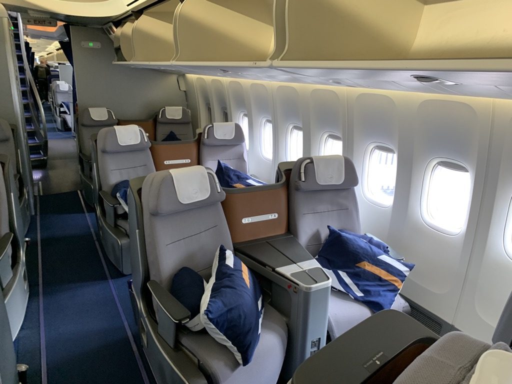 Review Lufthansa Business Class Boeing 747 8 Upper Deck