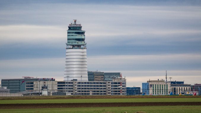 airport-1556470_1280