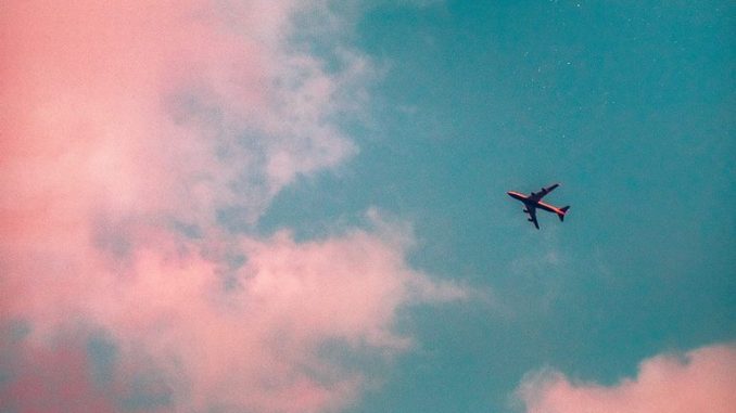 Flugzeug_vor_Abendhimmel