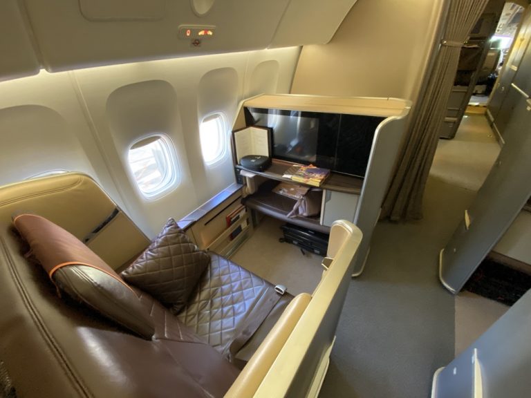 Review: Singapore Airlines First Class Boeing 777-300ER Hong Kong nach