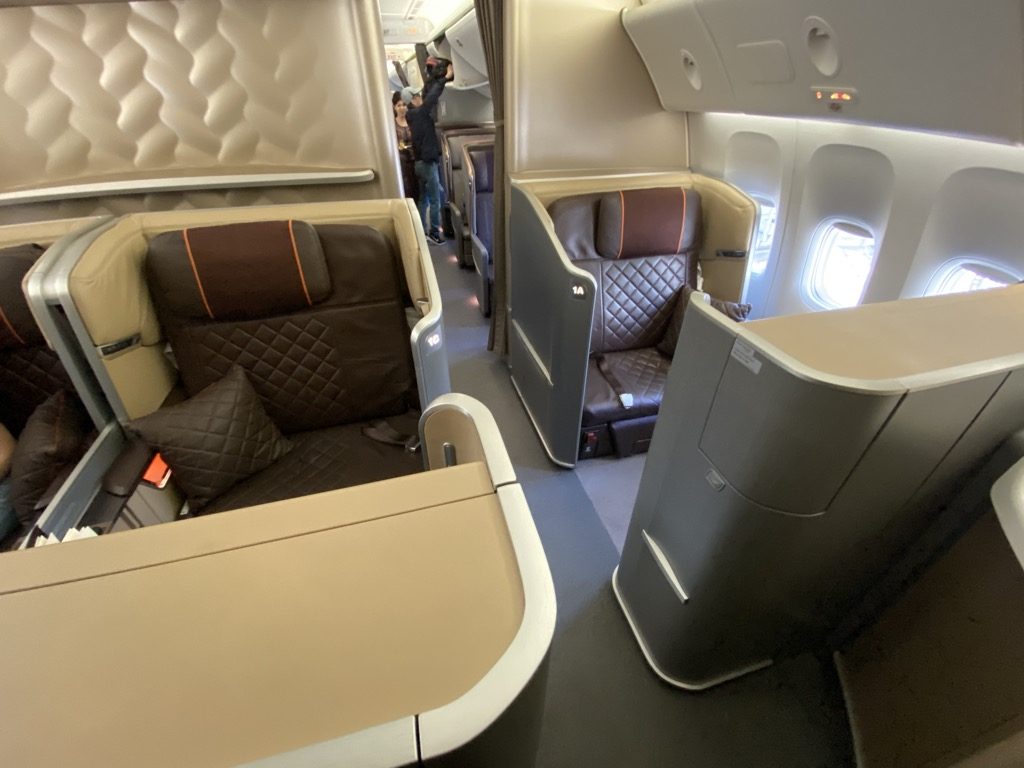 Review: Singapore Airlines First Class Boeing 777-300ER Hong Kong nach ...