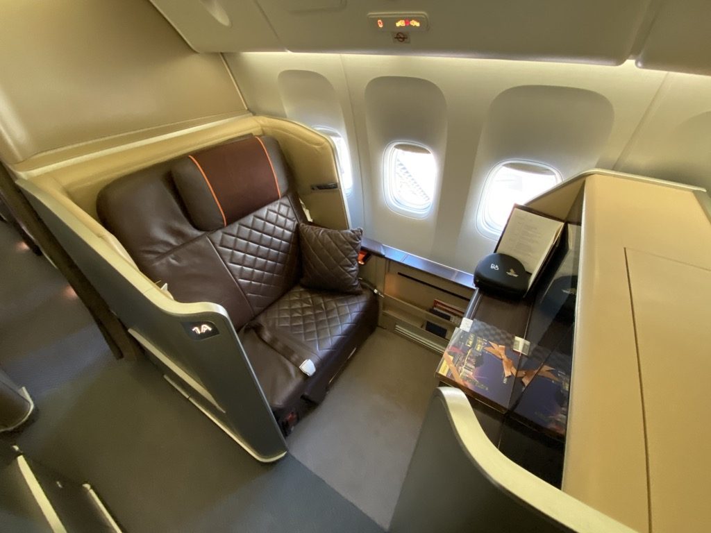Review: Singapore Airlines First Class Boeing 777-300ER Hong Kong nach ...