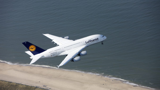 Airbus A380 überfliegt die Nordsee Insel Sylt. Sylt, den 25.09.2011