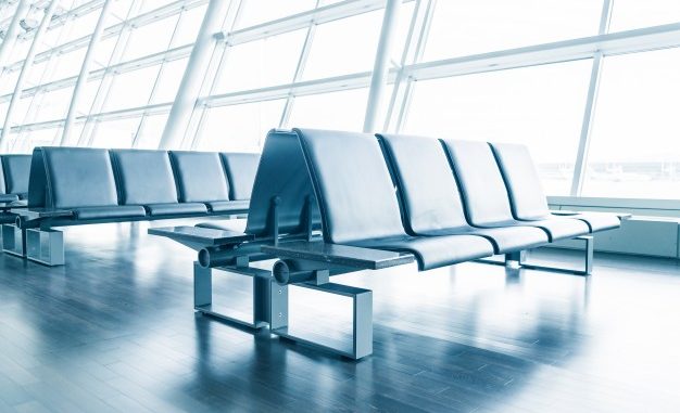 lobby-drinnen-stuhl-leer-flughafen_1203-4241