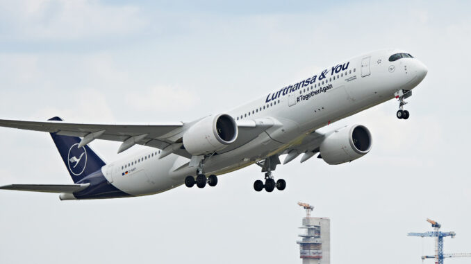 A350 D-AIXP in Sonderbeklebung "Lufthansa & You Together Again" Start in FRA