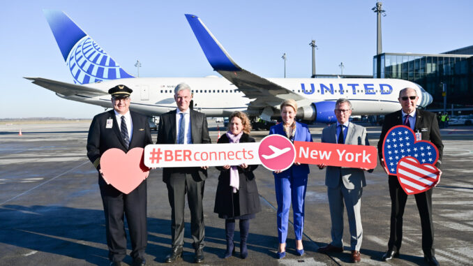 Flughafen Berlin Brandenburg BER; Restart United Airlines am BER; 1. Langstreckenverbindung vom BER nach USA/ New York; eine Maschine vom Typ Boeing 676-322 der Amerikanischen Fluggesellschaft United Airlines startet am 28.03.2022 vom Flughafen BER nach N